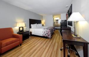 Postel nebo postele na pokoji v ubytování Red Roof Inn Arlington - Entertainment District