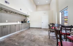 Kuchyň nebo kuchyňský kout v ubytování Red Roof Inn Baytown