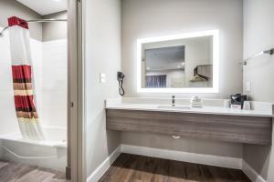 Koupelna v ubytování Red Roof Inn Baytown + 27 fotografií