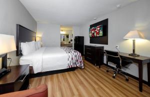 Postel nebo postele na pokoji v ubytování Red Roof Inn Arlington - Entertainment District