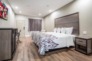 Postel nebo postele na pokoji v ubytování Red Roof Inn Baytown
