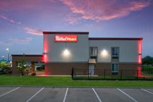 un hotel con un cartel en el lateral de un edificio en Red Roof Inn PLUS+ Fort Worth - Burleson en Burleson