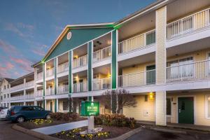 a building with a parking lot in front of it at HomeTowne Studios by Red Roof Nashville - Airport/Briley Pkwy in Nashville