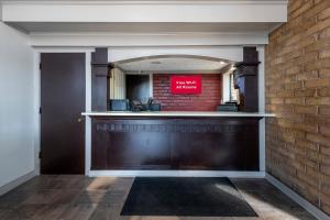 eine Bar mit einem roten Schild an einer Ziegelmauer in der Unterkunft Red Roof Inn Monroe in Monroe