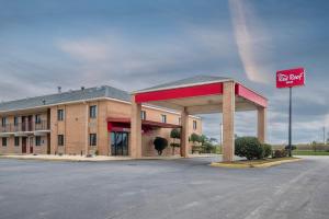 una señal de no estacionamiento frente a un hotel en Red Roof Inn Bishopville, en Bishopville