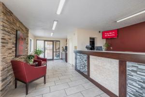 un vestíbulo con bar y sillas rojas en Red Roof Inn Bishopville, en Bishopville