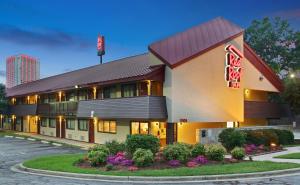 un hôtel avec un panneau sur son côté dans l'établissement Red Roof Inn Greensboro Coliseum, à Greensboro