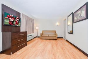 A seating area at Red Roof Inn PLUS+ & Suites Guilford