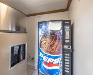 ein Verkaufsautomat mit einer Pepsi-Flasche darauf in der Unterkunft Red Roof Inn Uhrichsville in Uhrichsville