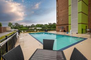 a swimming pool with chairs at Red Roof Inn & Suites Macon in Macon