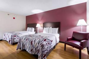 Uma cama ou camas num quarto em Red Roof Inn Carrollton