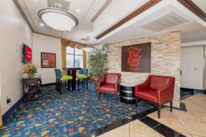 O zonă de relaxare la Red Roof Inn & Suites Macon