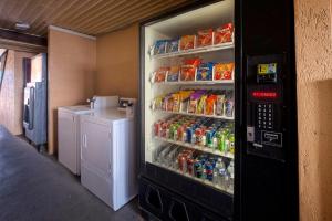 einen Kühlschrank mit vielen Speisen und Getränken in der Unterkunft Red Roof Inn Muscle Shoals in Muscle Shoals