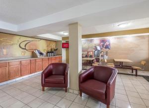 una zona de espera con 2 sillas en una sala de espera en Red Roof Inn Hagerstown - Williamsport, MD, en Williamsport