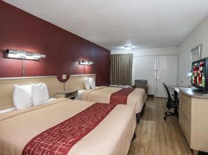 Habitación de hotel con 2 camas y TV de pantalla plana. en Red Roof Inn Hagerstown - Williamsport, MD, en Williamsport