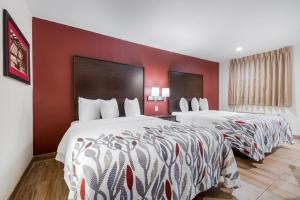 En eller flere senger på et rom på Red Roof Inn Houston – Spring North