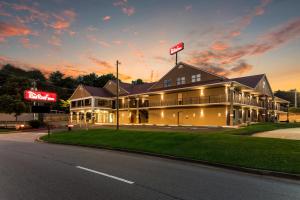 ein Gebäude mit einem Schild an der Straßenseite in der Unterkunft Red Roof Inn Atlanta - Kennesaw State University in Kennesaw