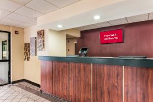 a waiting room with a sign that reads free wifi at rooms at Red Roof Inn Texarkana in Texarkana