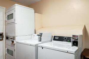 Kuchyň nebo kuchyňský kout v ubytování Red Roof Inn Slidell