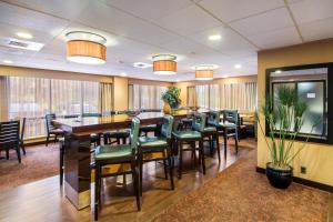 une salle à manger avec des chaises et un bar dans un restaurant dans l'établissement RedRoof Inn, Meriden, CT, à Meriden