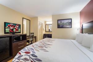 Llit o llits en una habitació de Red Roof Inn Augusta – Washington Road