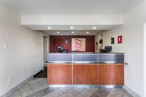 a waiting room at a fast food restaurant at Red Roof Inn Bowling Green in Bowling Green