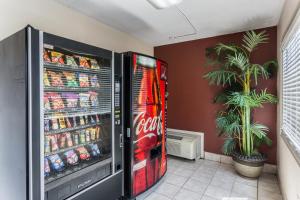 una máquina expendedora de refrescos en una habitación con una planta en Red Roof Inn Bowling Green en Bowling Green