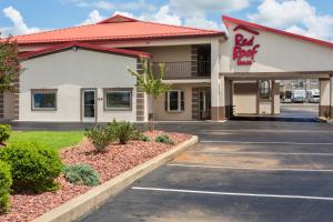 un restaurante de techo rojo con aparcamiento en Red Roof Inn Bowling Green en Bowling Green