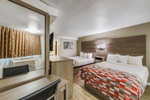מיטה או מיטות בחדר ב-Ramada by Wyndham Medford Airport North
