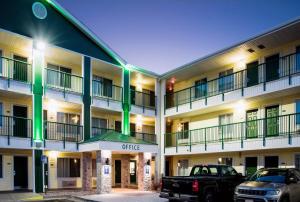 ein Apartmenthaus mit davor geparkt in der Unterkunft HomeTowne Studios by Red Roof Colorado Springs - Airport in Colorado Springs