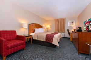 Un pat sau paturi într-o cameră la Red Roof Inn Chambersburg