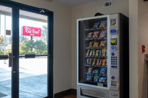 una máquina expendedora de refrescos frente a una tienda en Red Roof Inn Gulf Shores en Gulf Shores