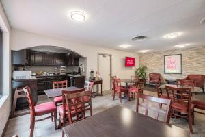 Virtuve vai virtuves zona naktsmītnē Red Roof Inn PLUS+ & Suites Opelika