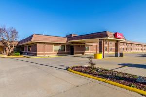 una tienda frente a un edificio en una calle en Red Roof Inn & Conference Center Wichita Airport en Wichita