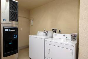 a laundry room with a washer and dryer at Red Roof Inn Ellenton - Bradenton NE in Ellenton