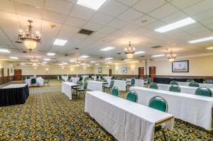 Galeriebild der Unterkunft Red Roof Inn & Conference Center Wichita Airport in Wichita