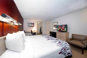 Ένα ή περισσότερα κρεβάτια σε δωμάτιο στο Red Roof Inn Myrtle Beach Hotel - Market Commons