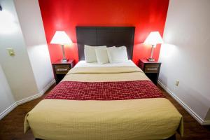 Postel nebo postele na pokoji v ubytování Red Roof Inn Austin - Round Rock