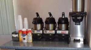 una cafetera en un mostrador junto a una mezcladora en Red Roof Inn Austin - Round Rock, en Round Rock