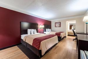 A bed or beds in a room at Red Roof Inn & Suites Clinton