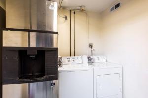 A kitchen or kitchenette at Red Roof Inn & Suites Clinton