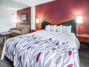 Tempat tidur dalam kamar di Red Roof Inn Etowah – Athens, TN