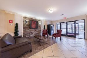 a lobby with a couch and a table and chairs at Red Roof Inn Etowah – Athens, TN in Etowah