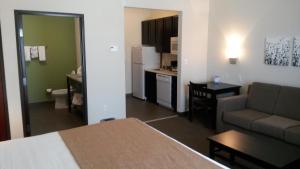 Posezení v ubytování PetroStay Inn & Suites Cotulla + 24 fotografií