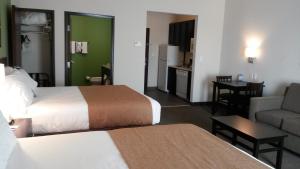 Postel nebo postele na pokoji v ubytování PetroStay Inn & Suites Cotulla
