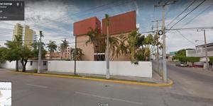 d'un bâtiment situé dans une rue de la ville dans l'établissement Departamento comodo, a media cuadra de la playa., à Mazatlán
