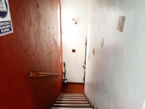 einen Flur mit einer weißen Tür und einer Treppe in der Unterkunft Joske in Arequipa