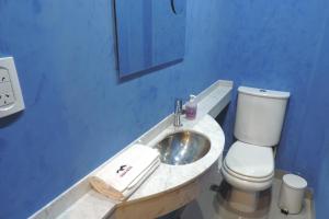 y baño con lavabo, aseo y espejo. en Hanan Pacha - Apart Salta en Salta