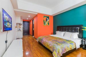 Schlafzimmer mit orangefarbener und blauer Wand in der Unterkunft Lavender Apartment in Guangzhou