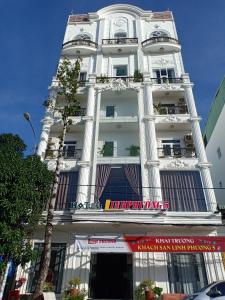 - un bâtiment blanc avec des balcons sur le côté dans l'établissement Linh Phuong 5 Hotel, à Cần Thơ